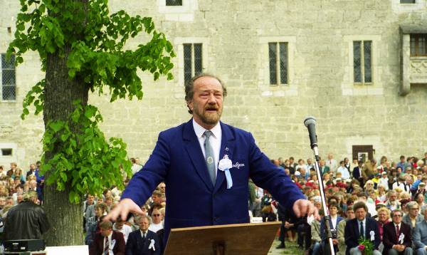 Fotonegatiiv. XIX meestelaulupäev  Kuressaares
 6. juunil 1998.a. Dirigent Aadu Kukk.