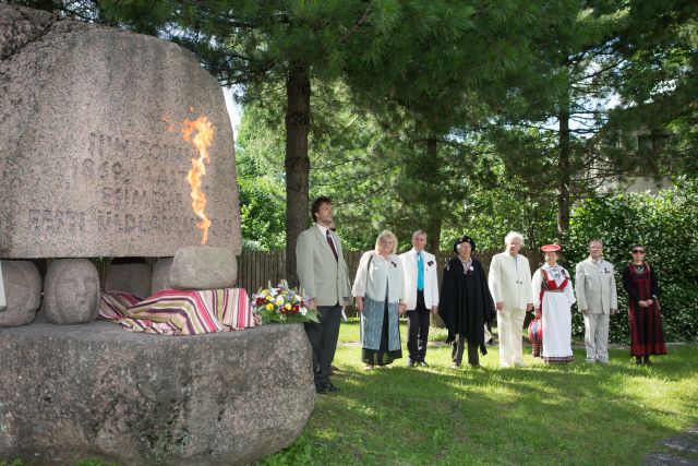 Digifoto. Tartu Laulupidu 2014. Tule süütamise tseremoonia I laulupeo kivi juures Narva mäel. Laulupeotegelased rivis: Margus Arak, Kadri Leppoja, Indrek Vijard, Uno Uiga, Lennard Jõela, Vaike Uibopuu, Riho Leppoja ja Kadi Ritsing.