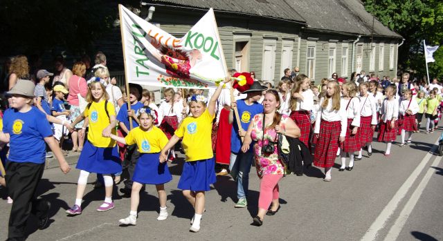 Digifoto. Tartu Laulupidu 2014. Tartu Hiie kool rongkäigus.