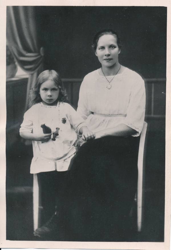 Ateljeefoto. Ema koos pojaga: Adeele Kriisa ja Herbert-Ernst Kriisa. Tartu, 1920.