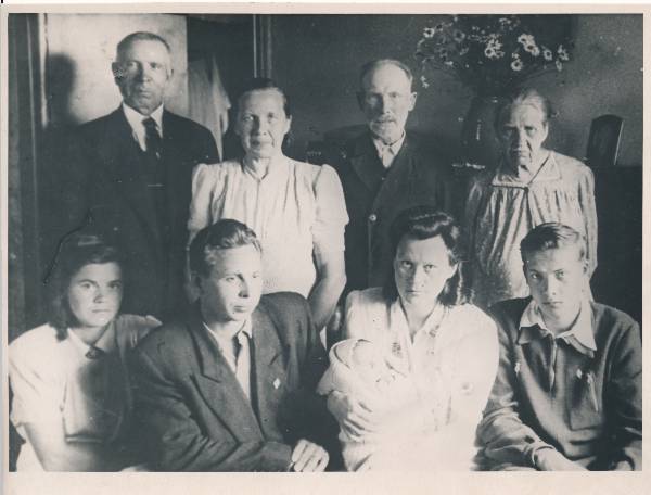 Grupifoto. Gustav Piiri suguvõsa liikmed. Taga vasakult 2. abikaasa Adeele Piir, 3. Gustav Piir. Tartu, 1946.