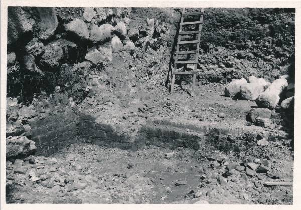 Arheoloogialeid. Pühavaimu kiriku müürijäänused Laia t (Mitšurini t) võimla õuel. Tartu, 1961.