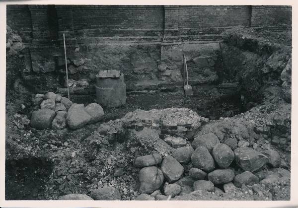 Arheoloogialeid. Pühavaimu kiriku müürijäänused Laia t (Mitšurini t) võimla õuel. Tartu, 1961.