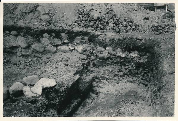 Arheoloogialeid. Pühavaimu kiriku müürijäänused Laia t (Mitšurini t) võimla õuel. Tartu, 1961.
