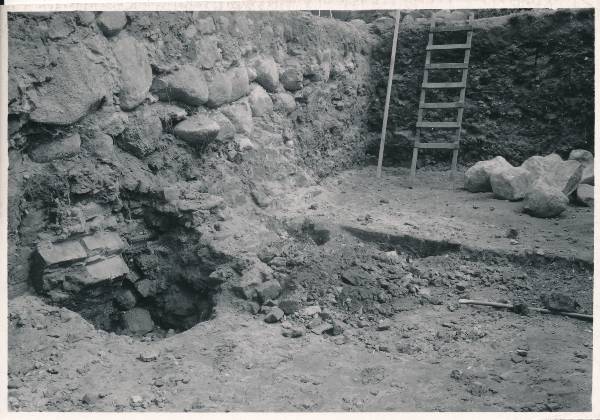 Arheoloogialeid. Pühavaimu kiriku müürijäänused Laia t (Mitšurini t)  võimla õuel. Tartu, 1961.