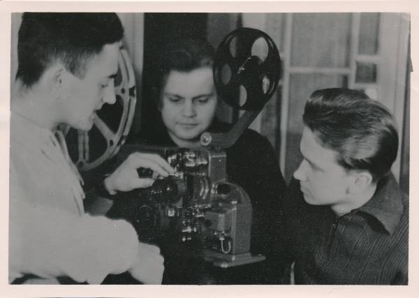 Tartu linna laste luu-liigesetuberkuloosi sanatoorium (Kalevi 13); fotoringi liikmed õpivad tundma kitsasfilmi aparatuuri. 1961