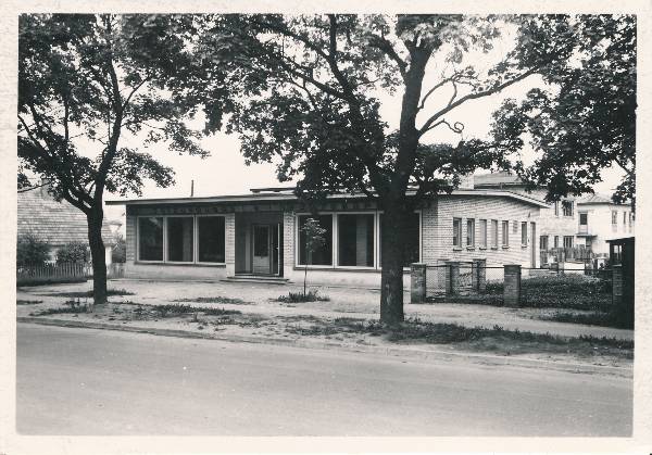 Toidupood (Riia 25c; hilisema ümberehituse järel "Ümera" pood. Tartu, 1961.