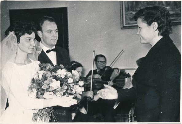 Tartu Linna Perekonnaseisuaktide Büroo. Pulm, abielu registreerimine, paremal juhataja Ilme Toots. 1960