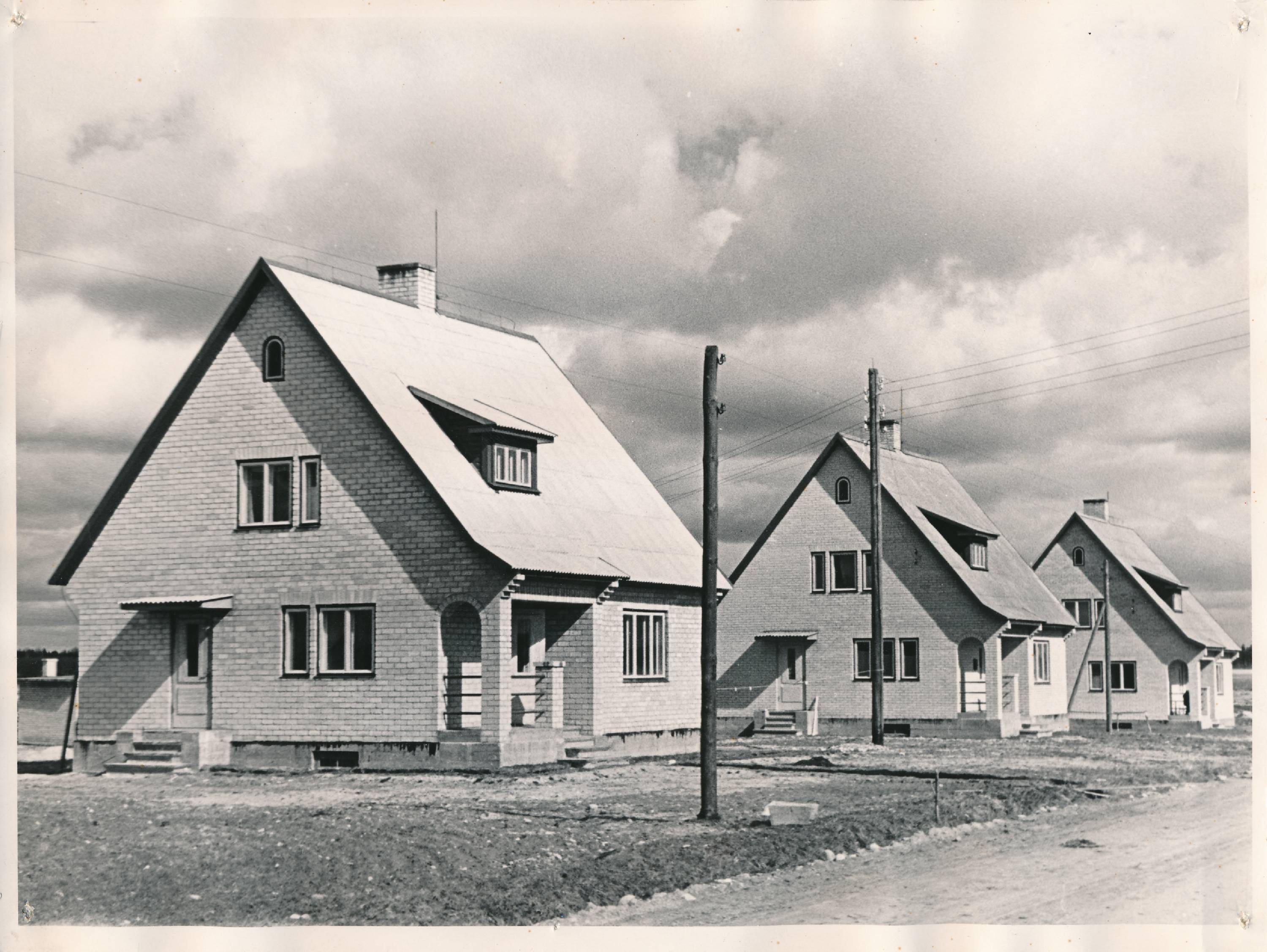 Eesti Loomakasvatuse ja Veterinaaria Teadusliku Uurimise Instituut. Tori Näidis-Katsesovhoosi loomakasvatuse tööliste individuaalelamud. Pärnumaa, 1961.