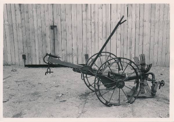 Põllutöömasinate tehase "Võit" kartulivõtmise masin. Tartu, 1960.