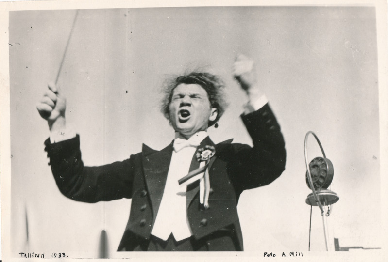 Portreefoto. Dirigent Juhan Simm juhatab koori. Tallinn, 1933.