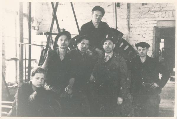 Grupifoto. Tartu Põllutöömasinate tehas Võit eelkäija Tartu metallivabriku G. ja H. Lellep töötajad. 1946.a.