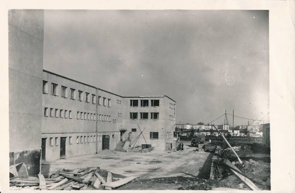 Tartu linnavaade. Kaubamaja ehitus Riia ja Aleksandri (Nõukogude) tn nurgal. 1965.a.