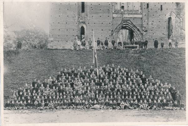 Grupifoto. Tartu Hugo Treffneri gümnaasiumi õpilased ja õpetajad Toomkiriku juures. 19. sajand.
