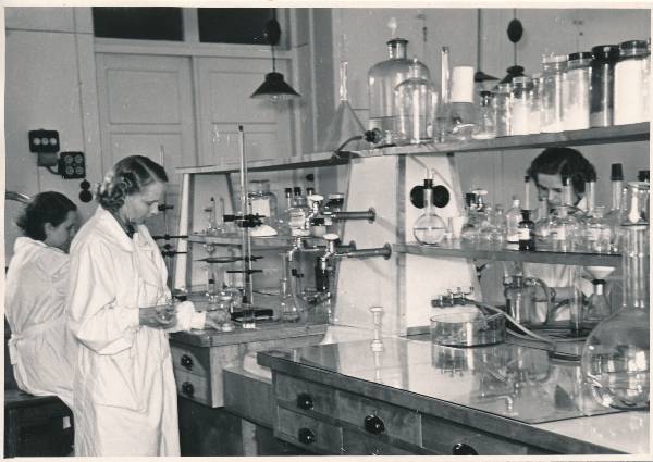 Tartu Ülikool. Keemiaosakonna üliõpilased laboratooriumis. 1965.a.
