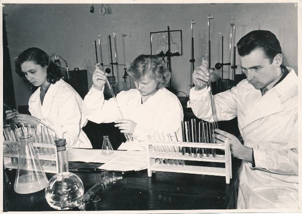 Tartu Ülikool. Keemiaosakonna üliõpilased laboratooriumis. 1965.a.