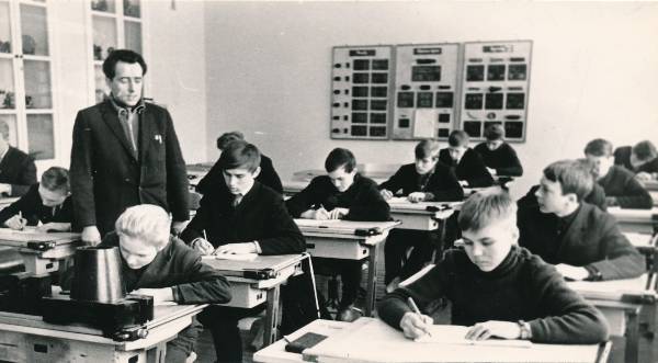 Tartu 17. kutsekeskkool, õpilased joonestustunnis. 1966