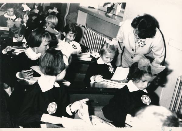 Tartu 2. keskkool. Esimene koolipäev, koolitund. 01.09.1966.