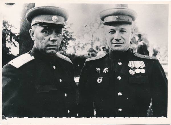 Portree. 53. Tartu laskurdiviisi komandör N. Buslavin (vasakul) ja poliitosakonna ülem V. Tigugin, Tartu vallutamislahingutes (1944) osalenud.