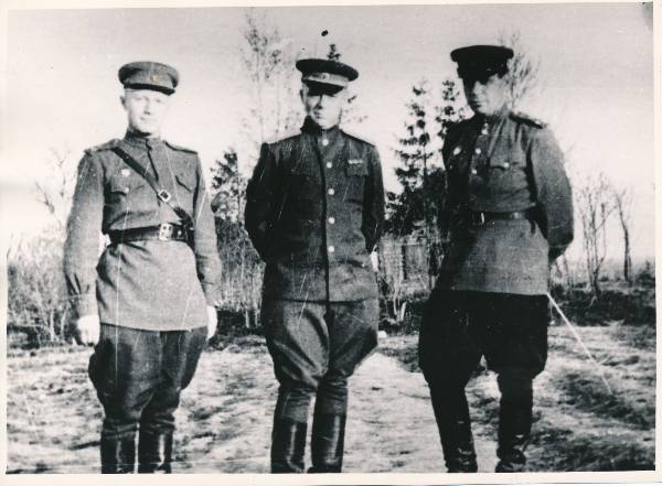 Grupifoto. Vasakult: Tiljugin, Burlavin, Sikotov - Tartu vallutamislahingutes (1944) osalenud.