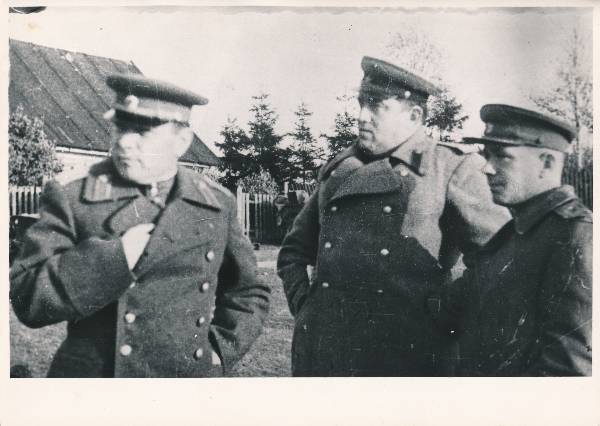 Grupifoto. 14. kaardiväekorpuse komandör kindral-major Stepanenko ja polkovnik Burlavin - Tartu vallutamislahingutes (1944) osalenud.