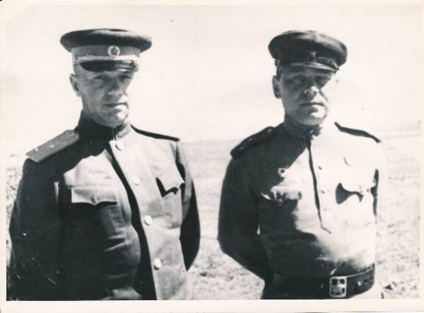 Portree. 53. kaardiväe laskurpolgu komandör major I. Burlakin ja asetäitja polkovnik Pavlov, Tartu vallutamislahingutes (1944) osalenud.