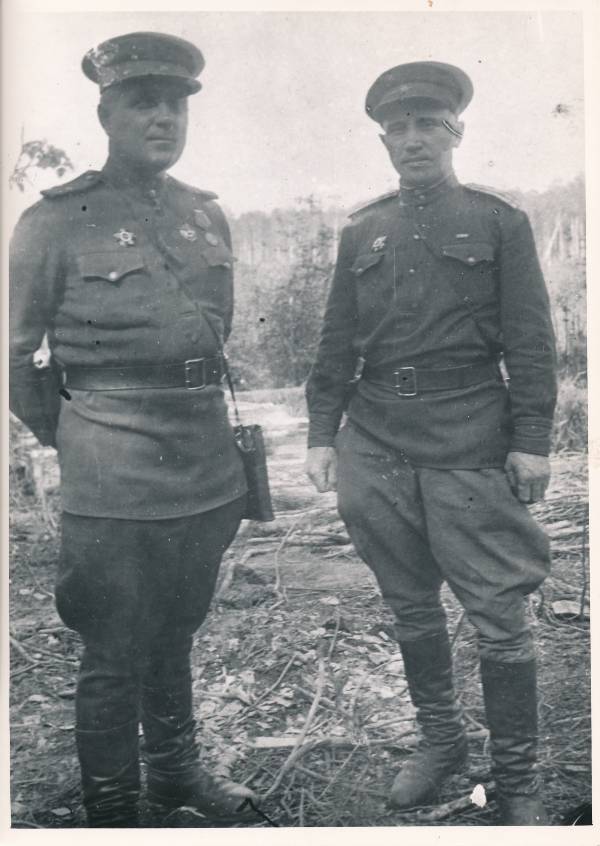 Portree. 308. laskurpolgu komandör polkovnik A. Naumov ja vanemarst major Pletnev, Tartu vallutamislahingutes (1944) osalenud.