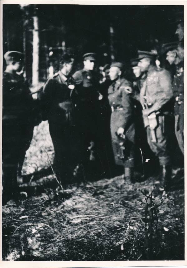 Grupifoto. Saksa vangide ülekuulamine 308. laskurpolgu komandopunktis. 1944