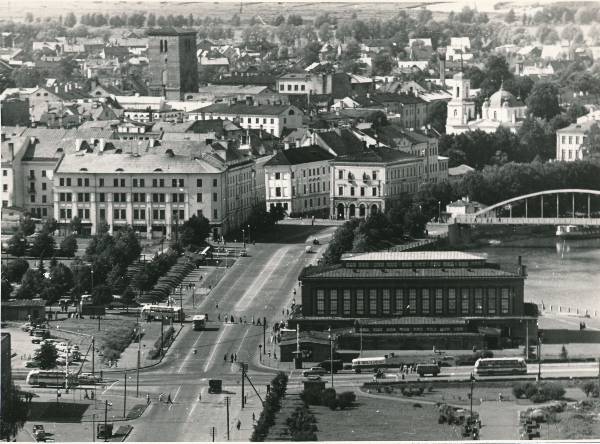 Kesklinn: Turu t, Oktoobri pst ja Riia mnt ristmik; paremal turuhoone. Tartu, 1967.