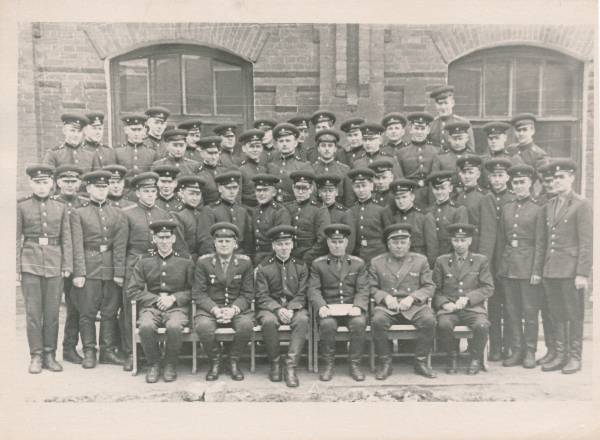 Grupifoto. Tartu nimeline Punalipuline väekoondis, sõdurid ja ohvitserid. 1945-1948