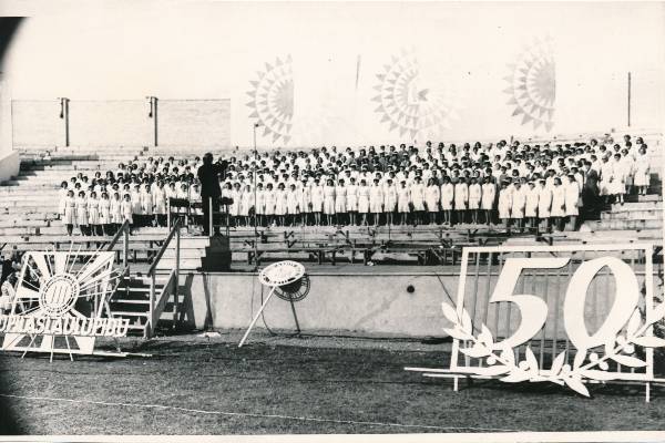 III üliõpilaslaulupidu Gaudeamus, esinevad ühendkoorid. Lava ees nõukogude sümboolika. Tartu, 1967.