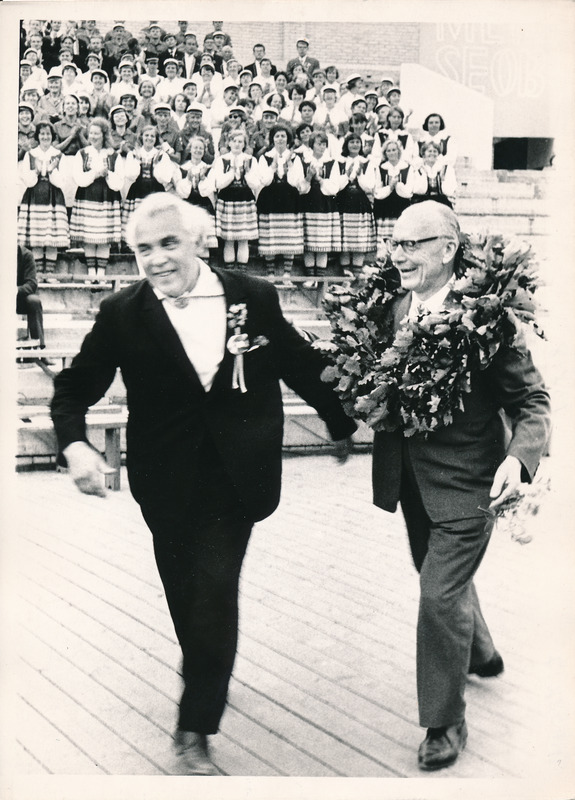 III üliõpilaslaulupidu Gaudeamus, dirigendid Gustav Ernesaks (vasakul) ja Richard Ritsing. Tartu, 1967.