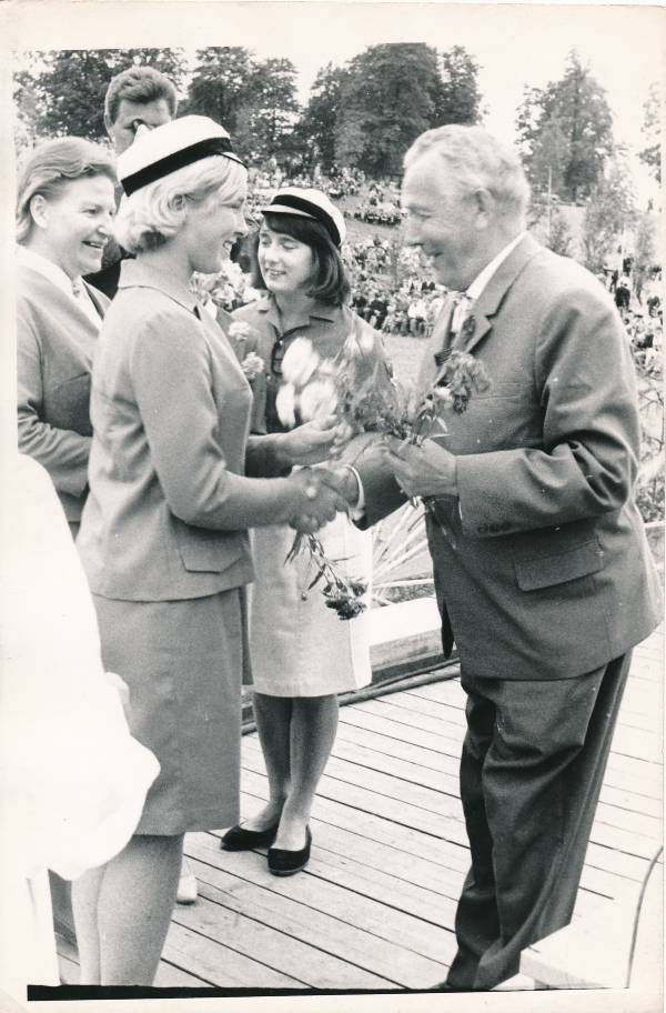 III üliõpilaslaulupidu Gaudeamus, õnnitleb professor Alfred Karindi. Tartu, 1967.