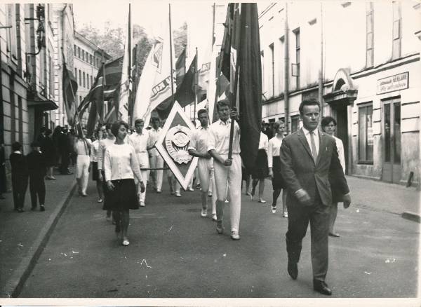 Tartu ülikool, spordipäeva rongkäik Kingissepa (Jakobi) tänaval. Tartu, 1967.