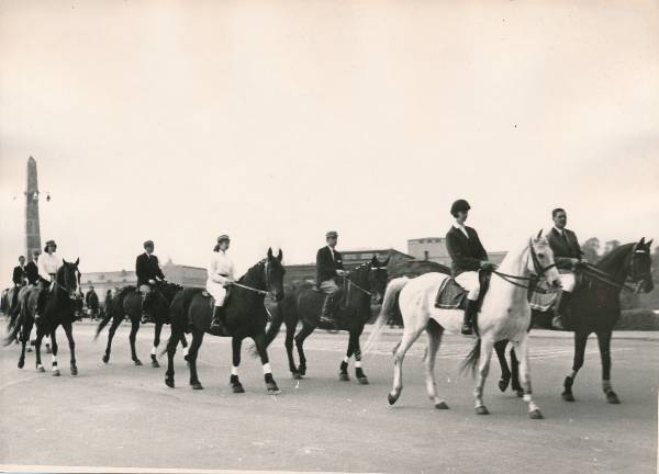 Tartu ülikool, ülikooli spordipäev; ratsasportlased rongkäigus Võidu sillal. 1967