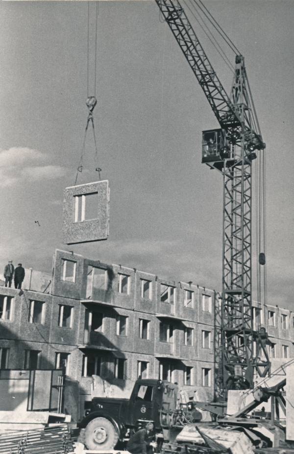 Suurpaneelelamu ehitamine. Tartu, 1967.