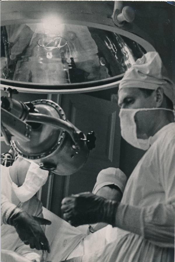 Dr. K. Kull operatsiooni teostamas.