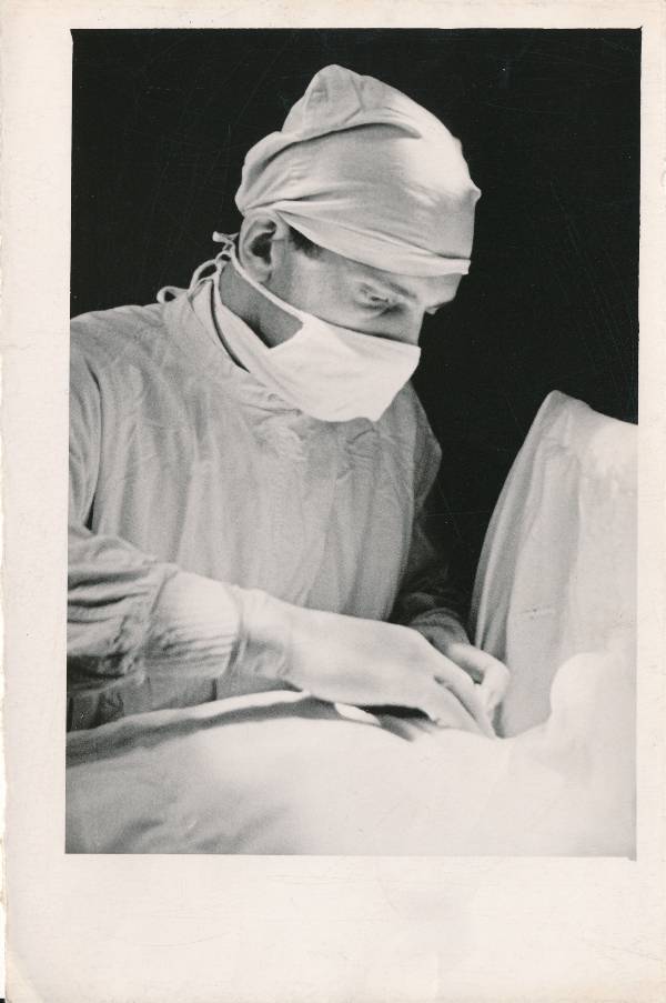 Dr. E. Käo operatsiooni teostamas.