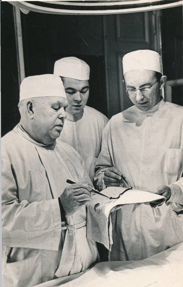 Tartu Vabariiklik Kliiniline Haigla. Vasakult: professor Artur Linkberg, dr Jüri Linkberg ja dr Kalju Põder. 1967