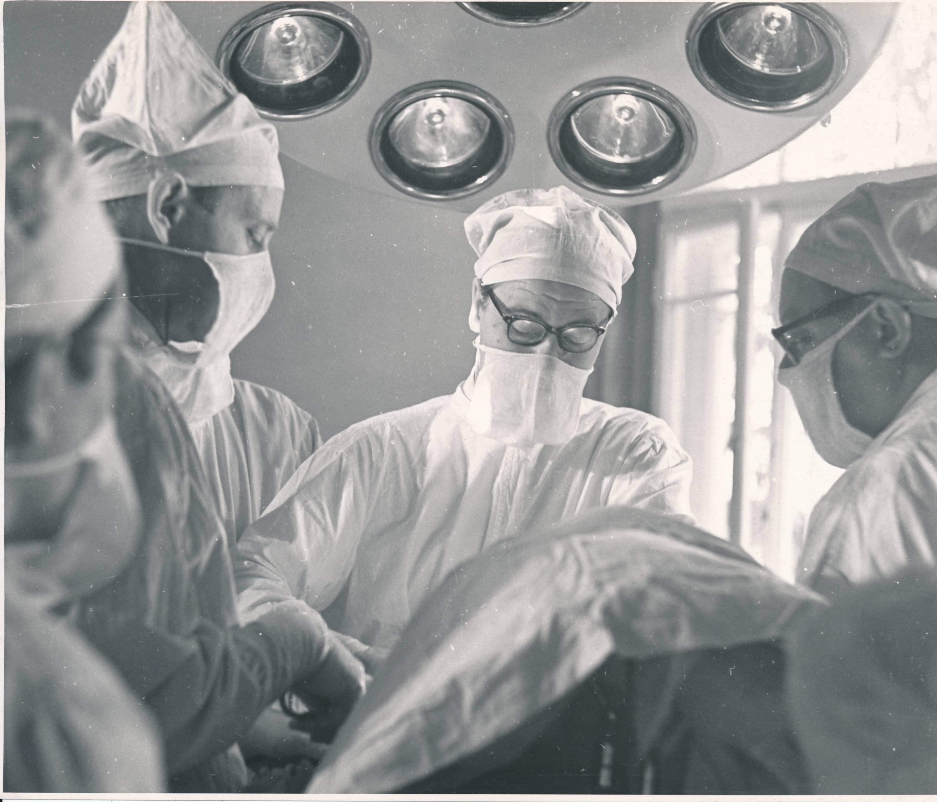 Tartu Vabariiklik Kliiniline Haigla (Maarjamõisa haigla). Dr. Albert Kliiman teeb südameoperatsiooni. 1967