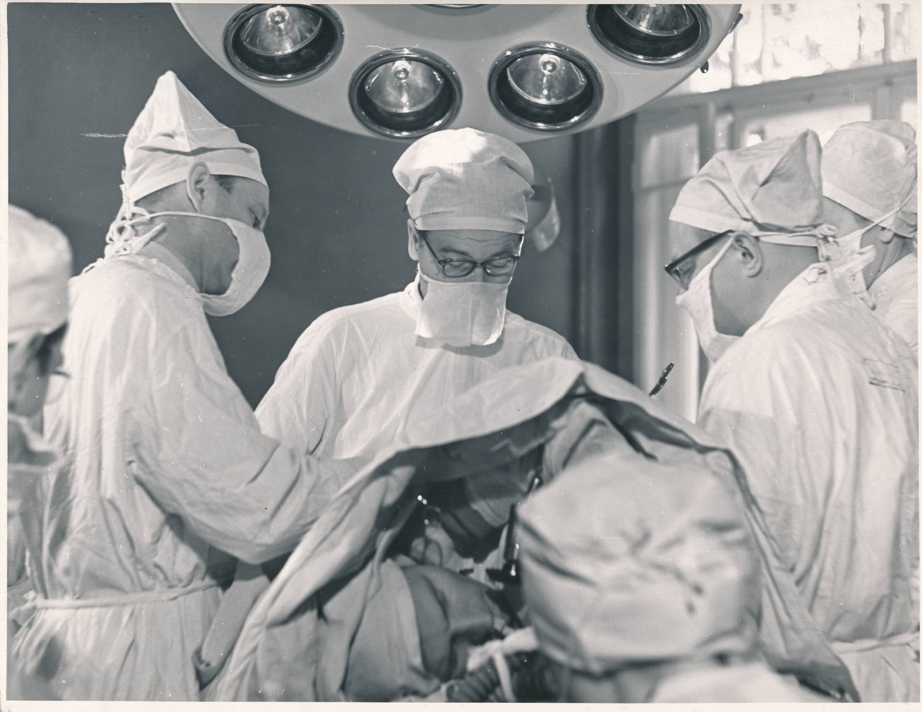 Tartu Vabariiklik Kliiniline Haigla (Maarjamõisa haigla). Dr. Albert Kliiman teeb südameoperatsiooni. 1967