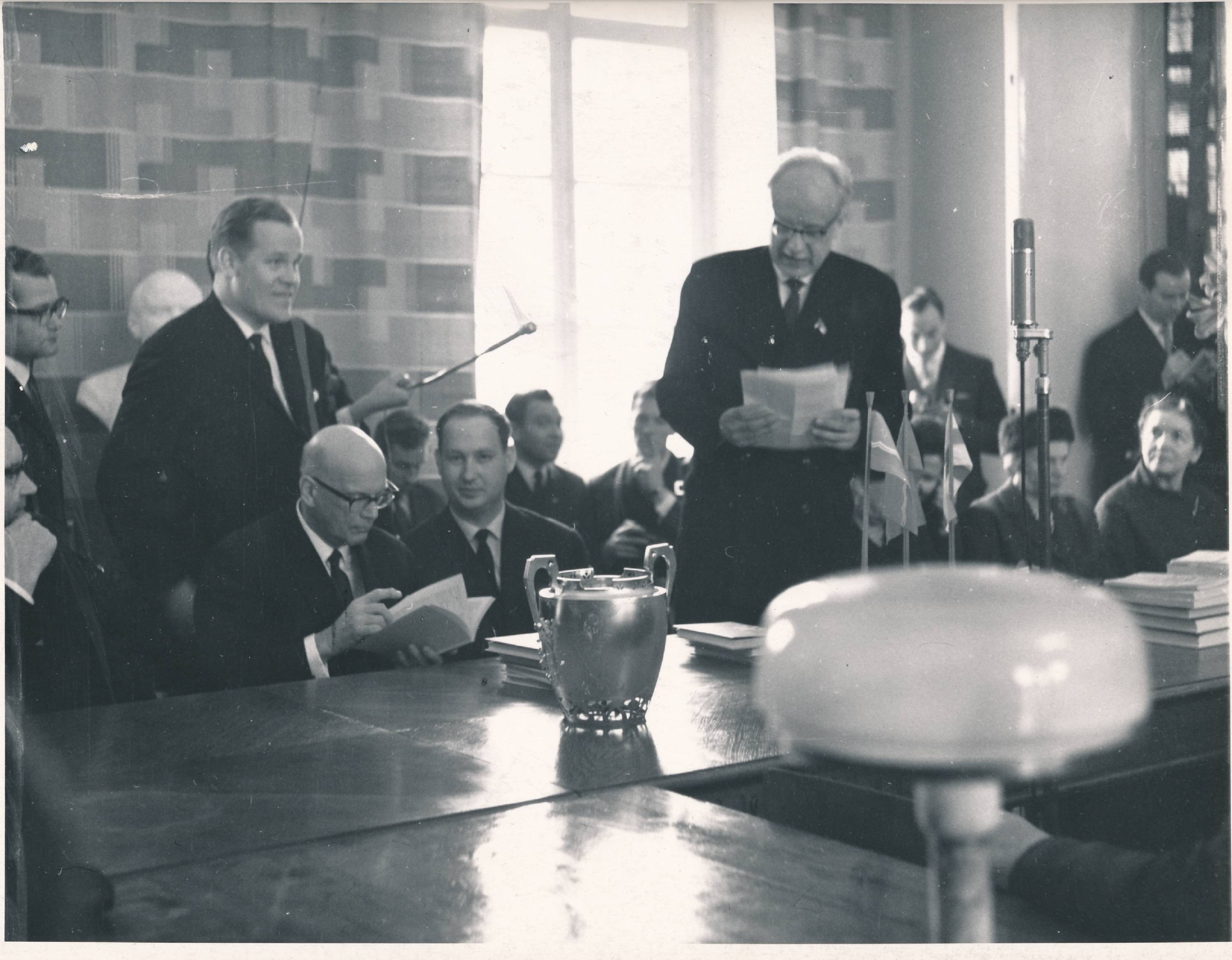 Tartu ülikool, õpetatud nõukogu saal, president U.K. Kekkoneni vastuvõtmine. Kõneleb rektor F. Klement. Tartu, 1964.