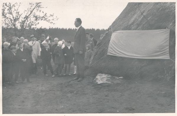 Kivirahn, mis tähistab J. Tamme sünnikohta Teedlas.