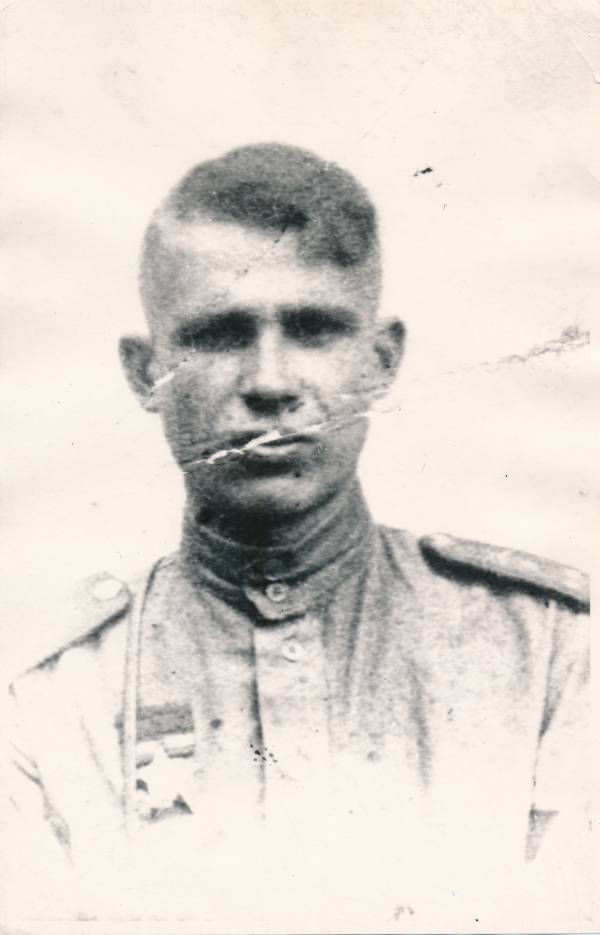 1246. tankitõrje suurtükiväe polgu 6. patarei kapten Burov.