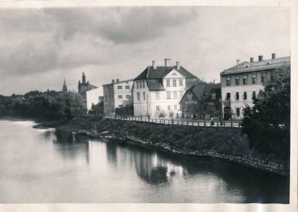 Kalda t: paremal keskel  endine  Hugo Treffneri eragümnaasium. Kaugemal Livonia õlletehase korsten. Tartu, 1920-1930.