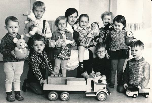 Grupifoto. Tartu 10. lastepäevakodu kasvataja Hele Laas koos lastega. 1970.a.