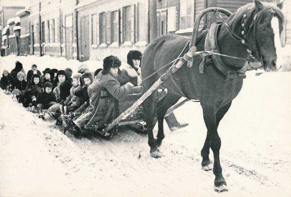 Vastlad. Tartu ülikooli teenistujate lapsed  saanisõidul. 1970