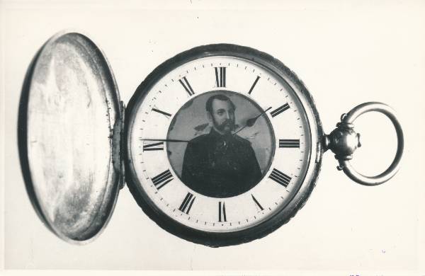 Fotokoopia muuseumikogu eksponaadist. Taskukell Aleksander II pildiga, 19. sajandist.