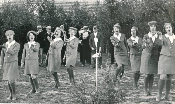 Teater Vanemuine. Stseen lavastusest Oi-oi-oi-oi-oinalugu. Tähtvere lauluväljak, 05.06.1971.a.