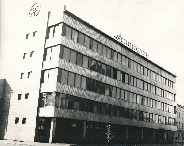 Tartu Autode Remondi Katsetehas (autoremonditehas), uus hoone Riia mnt ja Filosoofi t nurgal. 1971